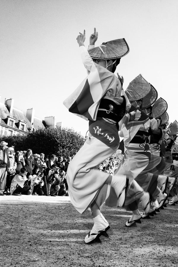 Paris- Place des Vosges - Awaodori 02-10-2015 #-150 (travaillée) N&#38;B