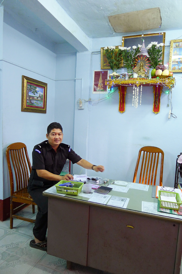 Thailand &#38; Myanmar border  (between Mae Sai &#38; Tachileik) - Myanmar customs officer 12-09-2011 #03