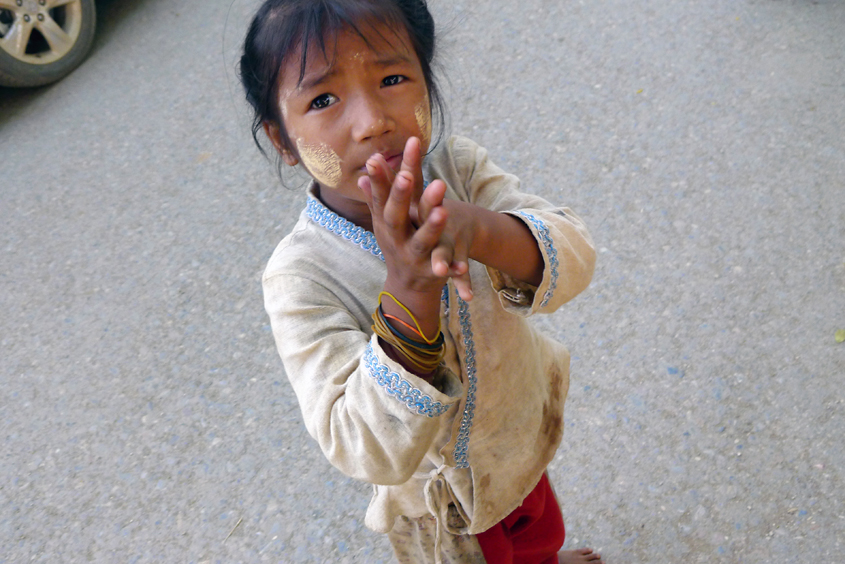 Myanmar - Tachileik 12-09-2011 #04