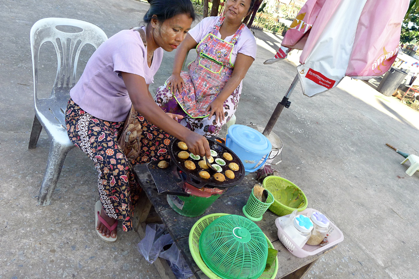 Myanmar - Tachileik Stupa 12-09-2011 #13