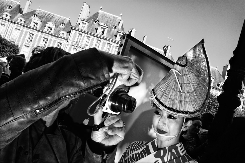 Paris- Place des Vosges - Awaodori 02-10-2015 #-238 (travaillée) N&#38;B