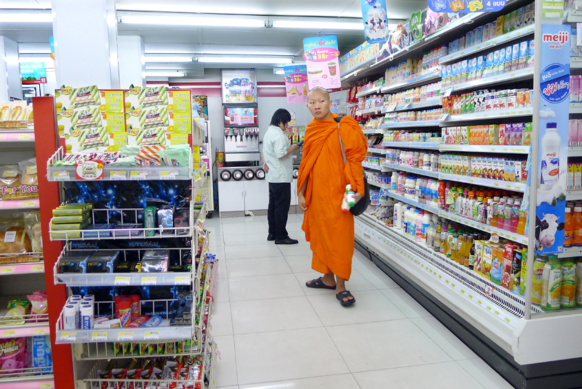 Thailand - Chiang Mai - Rachadamnoen Road - 7 Eleven 13-09-2011